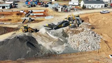 Gordonville, Pensilvanya, 10 Mart 2025 - Kazı araçları ve buldozerlerle geniş açılı aktif inşaat alanı, toprak ve çakıl zenginliği büyüleyici sahneler dinamik hareketli renkler