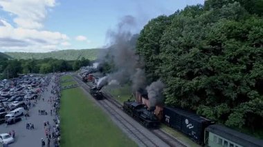 Cass, Batı Virginia, 18 Haziran 2022 - Bir festival sırasında buharlı trenler kalabalığın arasından geçerken, 18 Haziran 2022 'de Batı Virginia' nın Cass kentindeki canlı atmosferi tecrübe edin. Manzaranın tadını çıkar.
