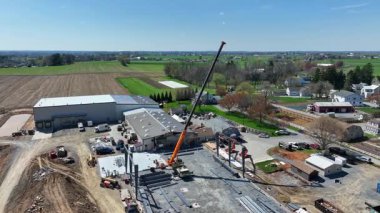 Crane ve Çelik Kirişler Birleştirilirken İnşaat Alanının Hava Görüntüsü