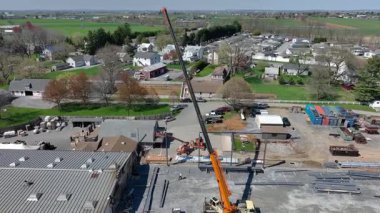 Gordonville, Pennsylvania, 9 Nisan 2025 - Kırsal bir bölgedeki bir inşaat alanının çelik işlemeli, sinematik kalitede zengin detay dinamik hareketi ve renkleri içeren havadan çekilmiş görüntüleri