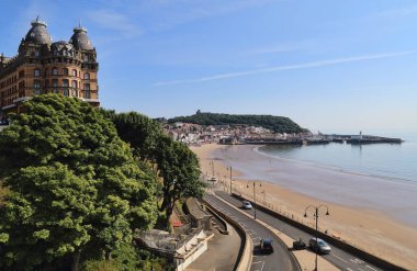Scarborough, İngiltere 'de Grand Hotel ve deniz kıyısında.