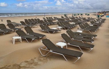 Hollanda, Scheveningen plaj tatil beldesinde boş plaj sandalyeleri.