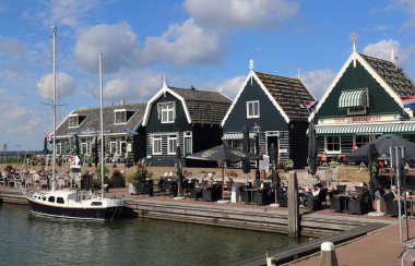 Marken, Hollanda - 12 Eylül 2019: Tarihi ahşap evlerdeki restoranlar ve hediyelik eşya dükkanları ve Hollanda 'nın eski balıkçı köyü Marken' de 12 Eylül 2019