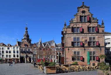 Nijmegen, Hollanda - 10 Mart 2017: Turistler 10 Mart 2017 'de Nijmegen, Hollanda' daki Stevenskerk kilisesine açılan kapının ve histrorik binaların fotoğraflarını çektiler.