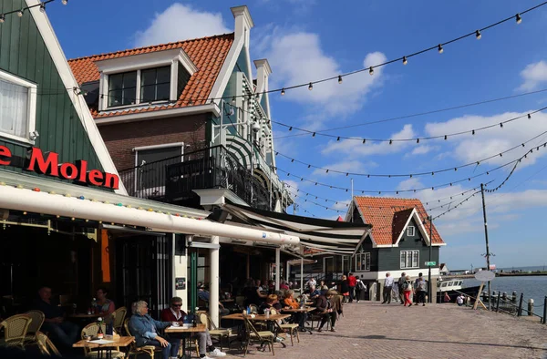Volendam Holandia Września 2019 Turyści Siedzą Restauracjach Historycznych Domach Nad — Zdjęcie stockowe