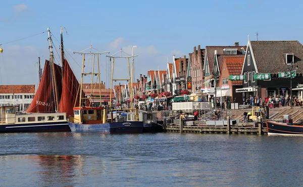 荷兰Volendam 2019年9月12日 2019年9月12日荷兰Volendam历史上著名的Volendam渔港的历史和现代渔船和传统房屋 — 图库照片