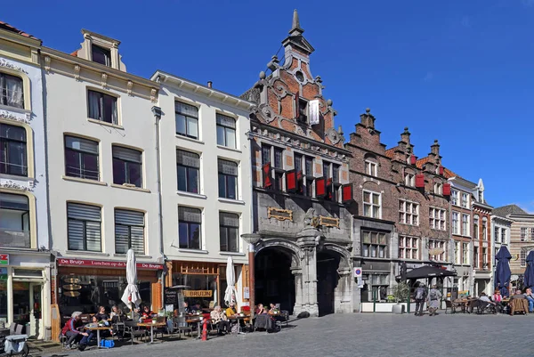 Nijmegen Nizozemsko Března 2017 Turisté Sedí Restauraci Histrorickými Budovami Branou — Stock fotografie