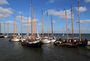 Volendam, Hollanda - 12 Eylül 2019: Volendam, Hollanda 'daki tarihi balıkçı limanında tarihi yelkenliler