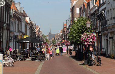 Mensen winkelen in de meet bloemen versiette Grote Noord straat in Hoorn