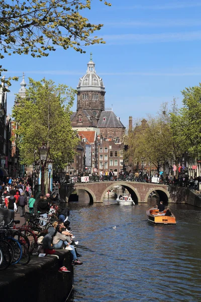 アムステルダム オランダ 2022年4月16日 2022年4月16日のオランダ アムステルダムの観光客とアムステルダムの運河 — ストック写真