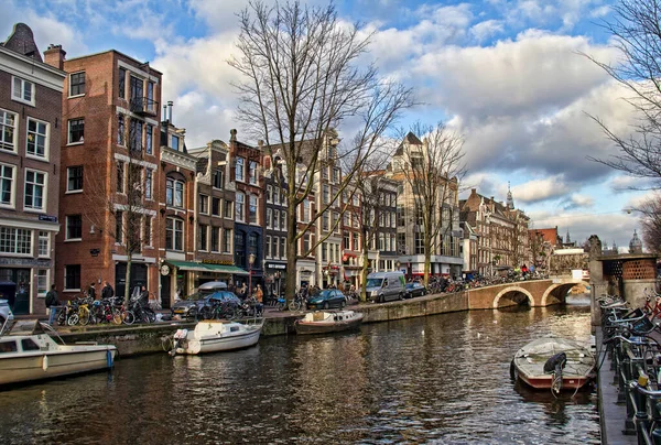 Amsterdam December 2014 Mensen Lopen Langs Een Kanaal Met Historische — Stockfoto