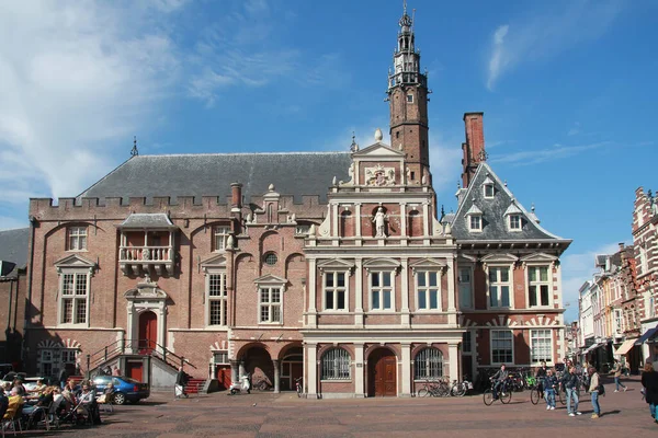 Haarlem Netherlands April 2011 People Walk Town Square Front City — Stock Photo, Image