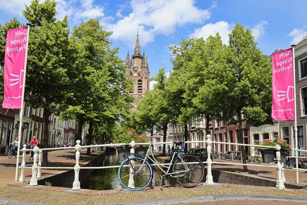 Delft Países Bajos Junio 2019 Iglesia Histórica Ciclismo Largo Canal —  Fotos de Stock