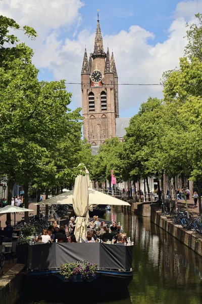 オランダのデルフト 6月6 2019 オランダのデルフトにある運河のボートの上にある歴史的な教会の塔レストラン6月6 2019 — ストック写真