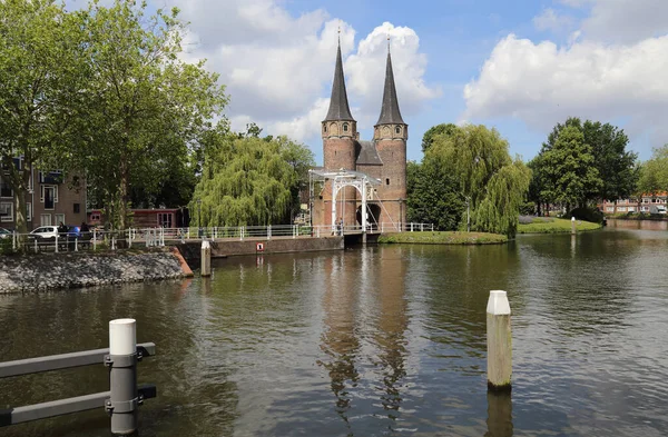 Delft Nizozemsko Června 2019 Lidé Procházejí Historickým Padacím Mostem Brány — Stock fotografie