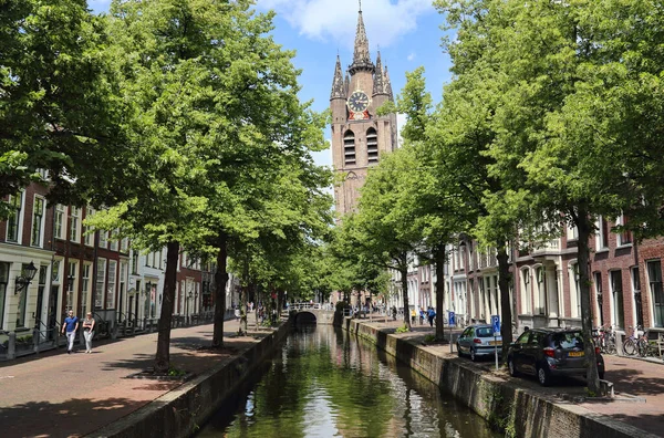 Delft Holanda Junho 2019 Torre Histórica Igreja Pessoas Andando Longo — Fotografia de Stock