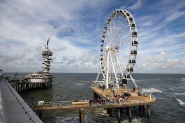 Scheveningen, Hollanda - 8 Ağustos 2016: İnsanlar 8 Ağustos 'ta Hollanda' nın Scheveningen kentindeki büyük dönme dolaba binmek için kuyruğa giriyor. 2016