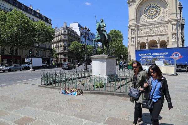2018年5月11日フランス パリ女性像2018年5月11日フランス パリの聖アウグスティン広場にあるジャンヌ ダルク像を通過 — ストック写真