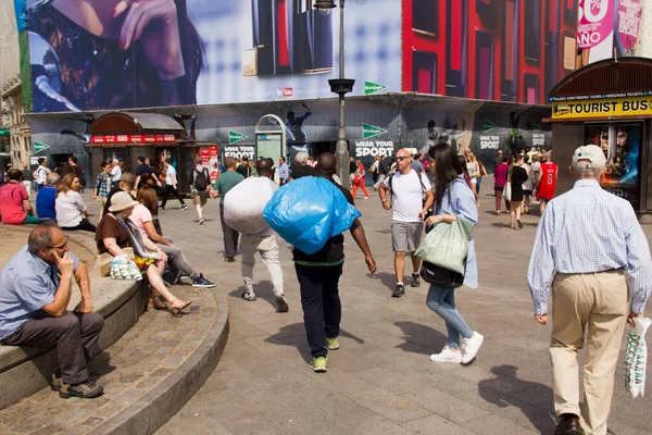 スペイン マドリード 2016年6月3日 2016年6月3日にスペイン マドリードの噴水の近くにあるプエルタ ソル広場に商品や観光客でいっぱいの袋を持ったアフリカ系移民 — ストック写真