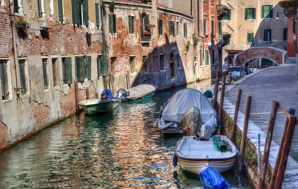 Történelmi Épületek Kis Híd Egy Csatornán Csónakokkal Velencében Olaszországban — Stock Fotó