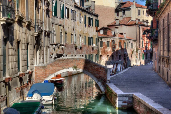 Small Boats Historical Houses Bridge Narrow Canal Venice Italy — Stock Photo, Image