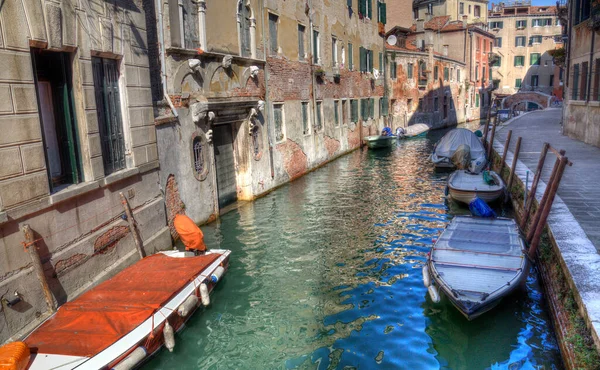 Malé Lodě Historické Budovy Kanálu Benátkách Itálie — Stock fotografie