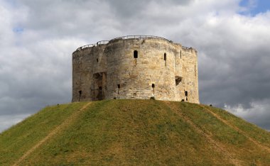 York; İngiltere; İngiltere; İngiltere; Avrupa; Ortaçağ; harabe; mimari; tarih; bulutlar; gökyüzü; bina; manastır; müze; turizm; seyahat; kule; tepe; clifford