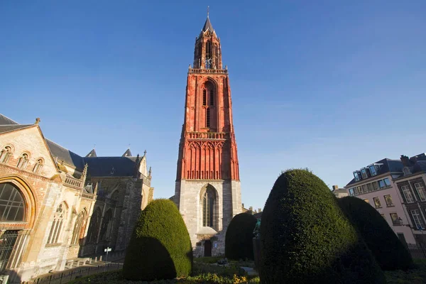 荷兰马斯特里赫特Vrijthof岛上的圣约翰教堂红塔 — 图库照片