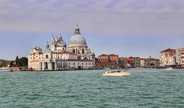 ヴェネツィア イタリアの大運河の入り口にサンタ マリア デッラ サルーテ教会 — ストック写真