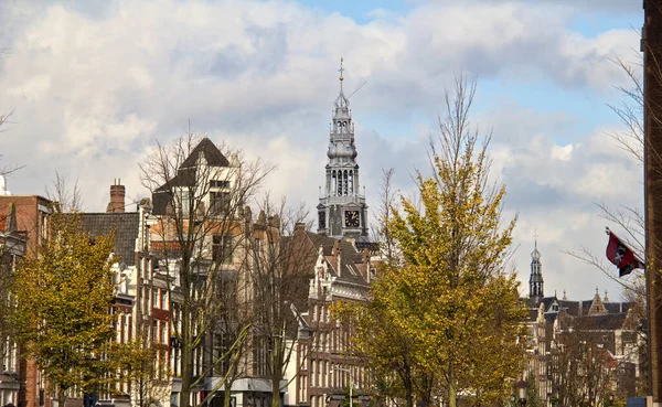 オランダ アムステルダムの秋の家の上にあるアウデ ケルク 旧教会 — ストック写真
