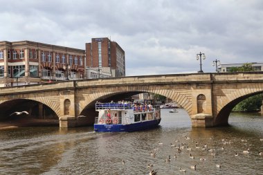 York, Birleşik Krallık - 19 Haziran 2022: 19 Haziran 2022 'de İngiltere' nin York kentindeki Ouse nehrinde turist botu.