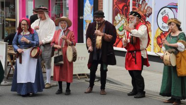 York, Birleşik Krallık - 19 Haziran 2022: Müzisyenler 19 Haziran 2022 'de İngiltere' nin York kentinde folklorist geçit töreninde.