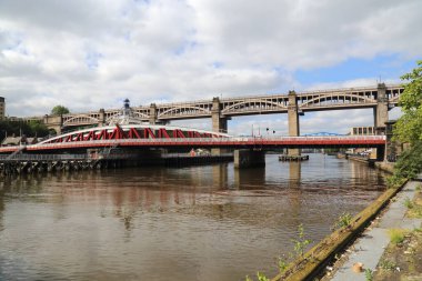 Newcastle, İngiltere 'de Tyne nehri boyunca sallanan köprü.