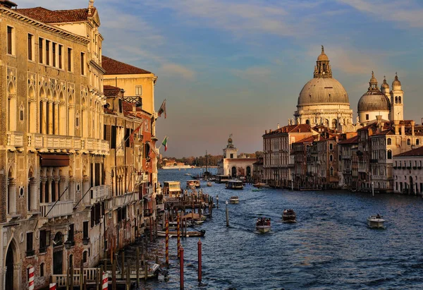 イタリアのヴェネツィア 2018年10月3日 10月3日にイタリアのヴェネツィアにあるグランド キャナルとサンタ マリア デッラ サルテ教会の船 — ストック写真