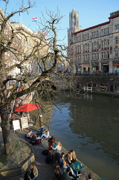 2017年3月16日 荷兰乌得勒支 2017年3月16日 在荷兰乌得勒支 人们坐在一条有荷兰国旗和教堂塔的运河上的餐馆里 — 图库照片