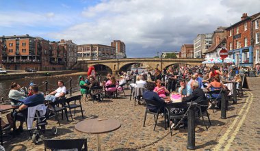 York, Birleşik Krallık - 19 Haziran 2022: York, İngiltere 'deki Lowther restoranında turistler 19 Haziran 2022.