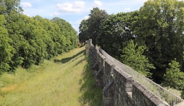 York, İngiltere 'de şehir duvarları ve ağaçlar