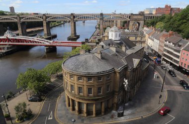 Newcastle, İngiltere 'nin şehir manzarası. Tarihi binalar ve köprüler.