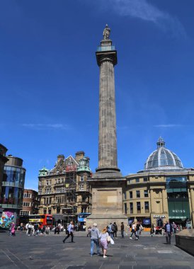 Newcastle, İngiltere - 20 Haziran 2022: Grey 's Monument ve Newcastle, İngiltere' de turistler 20 Haziran 2022.