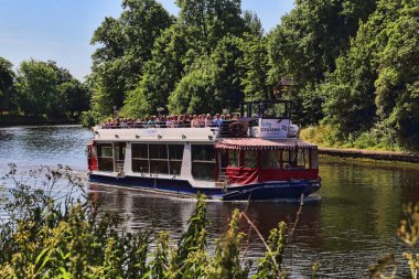 York, Birleşik Krallık - 21 Haziran 2022: 21 Haziran 2022 'de İngiltere' nin Ouse kentinde turistlerle dolu bir tur teknesi.