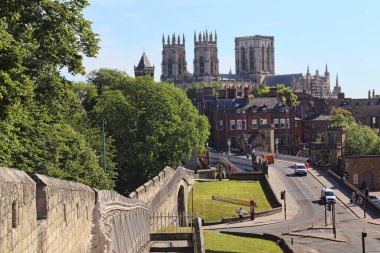 York, Birleşik Krallık - 21 Haziran 2022: York Katedrali 21 Haziran 2022 'de İngiltere' nin York şehrinin duvarından görüldü..