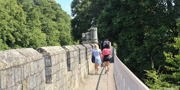 York Reino Unido Junho 2022 Turistas Caminhando Pelas Muralhas Medievais — Fotografia de Stock