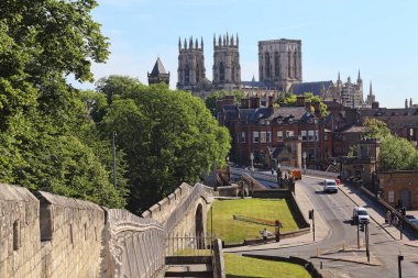 York, Birleşik Krallık - 21 Haziran 2022: York Katedrali 21 Haziran 2022 'de İngiltere' nin York şehrinin duvarından görüldü..