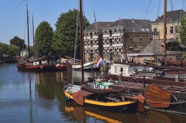 Gouda, Hollanda - 9 Ağustos 2023: Hollanda 'nın Gouda limanındaki tarihi tekneler 9 Ağustos 2023