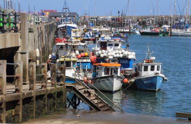 Scarborough, Birleşik Krallık - 22 Haziran 2022: Scarborough limanında balıkçı tekneleri ve vinçler, 22 Haziran 2022.