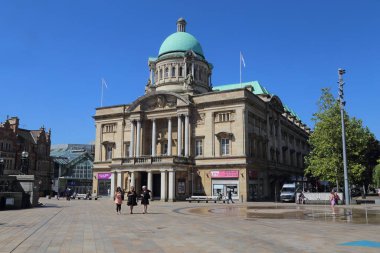 Hull, Birleşik Krallık - 22 Haziran 2022: 21 Haziran 2022 'de Hull, İngiltere belediye binası yakınlarında yürüyen insanlar.