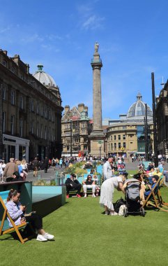 Newcastle, İngiltere - 20 Haziran 2022: Grey 's Monument ve Newcastle, İngiltere' de turistler 20 Haziran 2022.