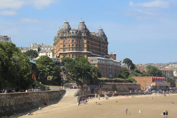Скарборо Велика Британія Червня 2022 Року Люди Гуляють Пляжі Готелі Стокове Фото