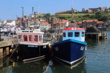 Whitby, Birleşik Krallık - 23 Haziran 2022: Whitby, İngiltere limanındaki halk ve gemiler 23 Haziran 2025.