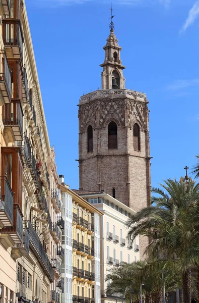 瓦伦西亚大教堂Miiguelete塔和西班牙瓦伦西亚的居民楼 图库照片